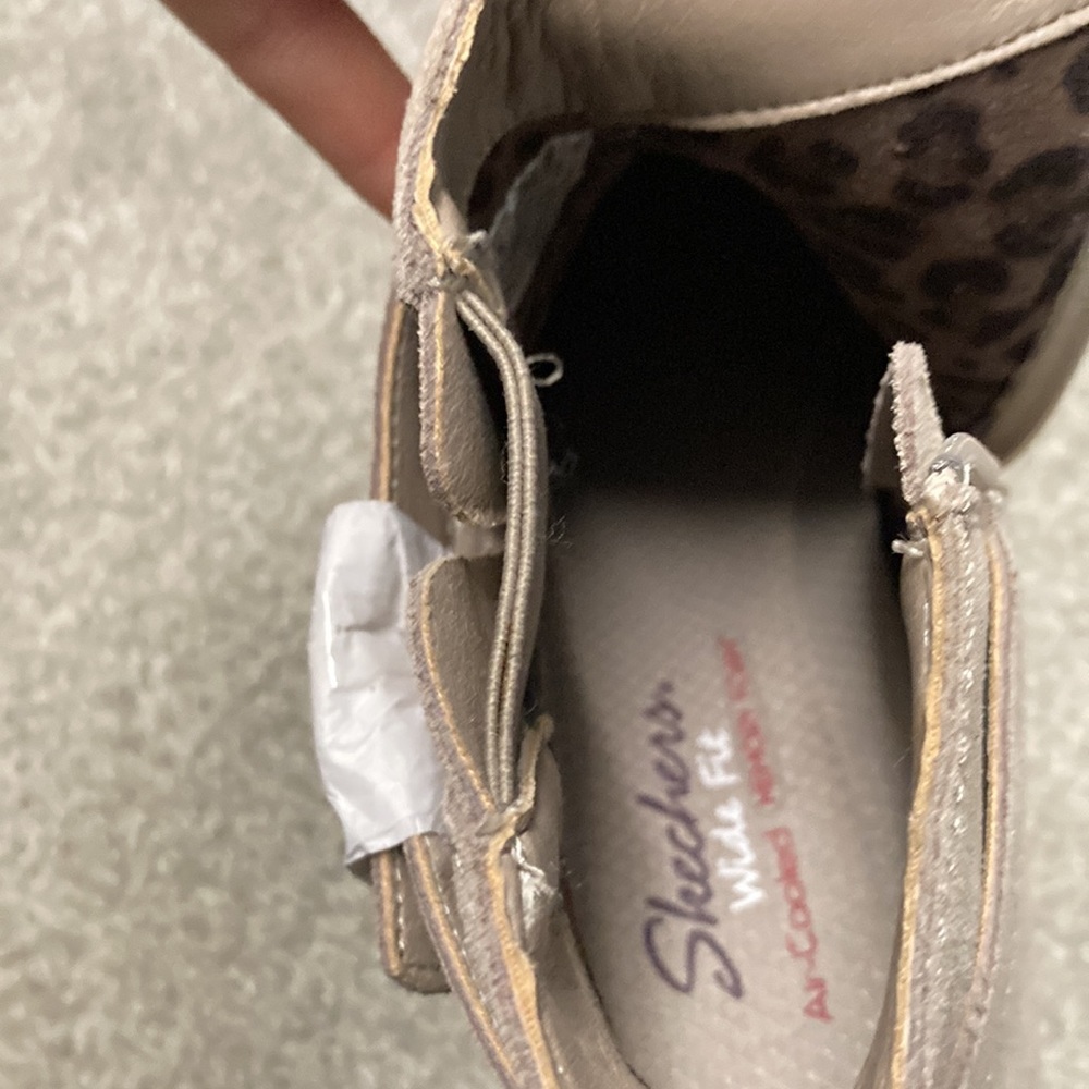 NWOB Skechers booties.  Sz 9 Wide.  Tan/cream color.  Never Worn. - Picture 12 of 12